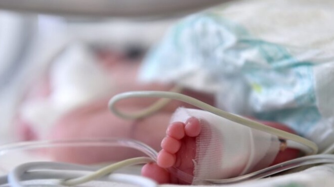 ektakto-nekro-to-moro-poy-metaferthike-sto-paidon-agia-sofia-to-eichan-paei-archika-se-ktiniatreio-450080