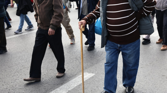 oyres-sta-atm-apo-to-proi-amp-8211-mpikan-epiteloys-ta-lefta-stoys-logariasmoys-amp-8211-poioi-plironontai-protoi-450282