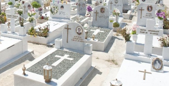 thriler-se-nekrotafeio-stin-patra-pigan-gia-tin-ektafi-tis-mamas-toys-kai-pagosan-molis-anoixe-o-tafos-450441