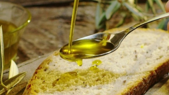 etroge-kathimerina-mia-feta-psomi-voytigmeni-se-elaiolado-amp-8211-ena-mina-meta-amp-8230-450568