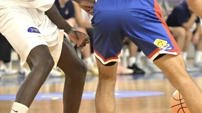 aytos-einai-o-mpasketmpolistas-poy-synelifthi-stin-athina-odigoyse-methysmenos-stis-grammes-toy-trenoy-stin-iera-odo-450932