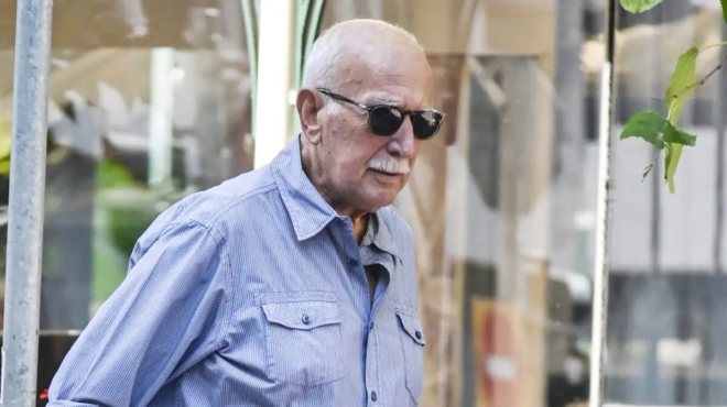 giorgos-papadakis-giati-i-oikogeneia-toy-epelexe-tin-apotefrosi-oli-i-alitheia-amp-8211-aperanti-thlipsi-kai-polla-erotimatika-444472