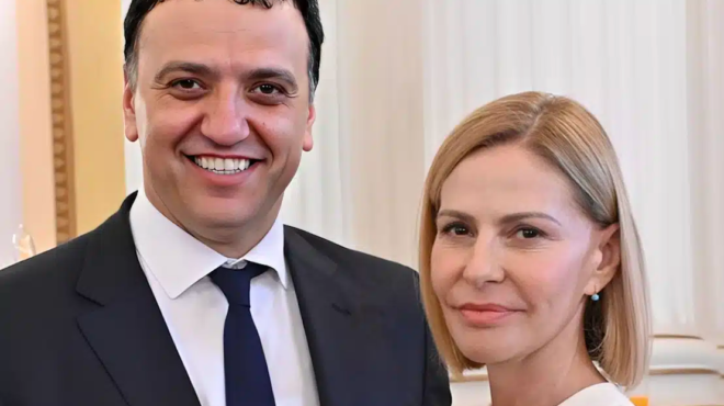 elampsan-tzeni-mpalatsinoy-kai-vasilis-kikilias-sta-theofaneia-sto-limani-toy-peiraia-me-ton-gio-toys-panagioti-antonio-444662