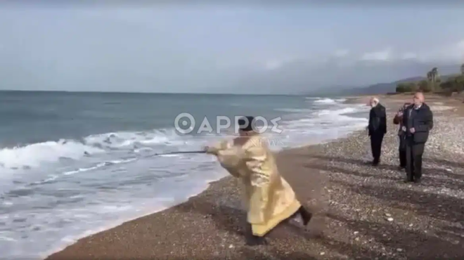 iereas-erixe-ton-stayro-sti-thalassa-me-kalami-psarematos-444668