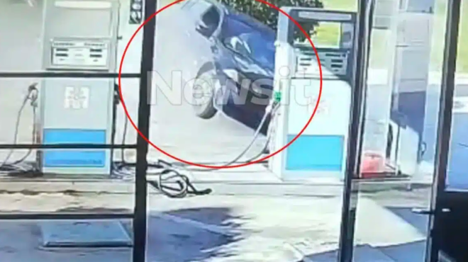 tragodia-me-dyo-nekra-paidia-amp-8211-korinthos-vinteo-ntokoymento-apo-ti-stigmi-poy-to-aytokinito-prosgeionetai-stin-ayli-toy-spitioy-445083