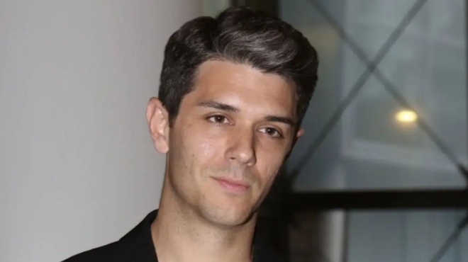 sygklonizei-o-dimitris-panopoylos-zitise-ena-tsigaro-ekane-treis-tzoyres-kai-xepsychise-444285