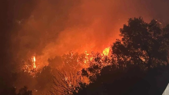 ektakto-megali-fotia-tora-amp-8211-kaiei-dipla-sta-spitia-amp-8211-dyskoli-nychta-me-ischyroys-anemoys-444570