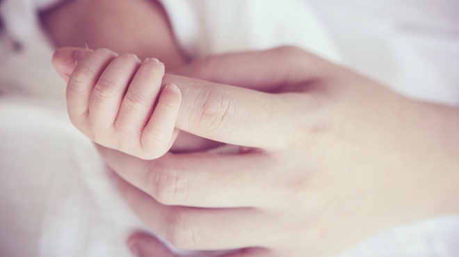 ektakto-epidoma-1-500-eyro-gia-miteres-poy-kanoyn-to-proto-toys-paidi-amp-8211-oi-dikaioychoi-444768