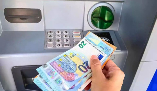 gemizoyn-oi-logariasmoi-simera-amp-8211-ektaktes-pliromes-amp-8211-oyres-apo-to-proi-sta-atm-445231