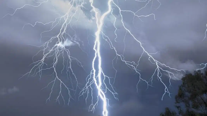 ti-ora-tha-vrexei-ayrio-ti-tha-ginei-stin-attiki-i-emy-exedose-deltio-epideinosis-kairoy-oi-systaseis-pros-toys-polites-449398