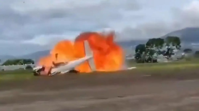 aeroporiki-tragodia-exi-nekroi-apo-ptosi-aeroskafoys-gnostos-tragoydistis-anamesa-sta-thymata-445810