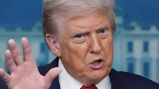 vomva-apo-ton-tramp-evale-sto-mati-kai-triti-chora-ayti-tin-chora-apeilise-445908