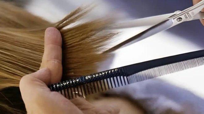 ayto-einai-to-kare-poy-zitoyn-oles-apo-ton-kommoti-toys-amp-8211-kanei-ta-mallia-na-deichnoyn-peripoiimena-443391