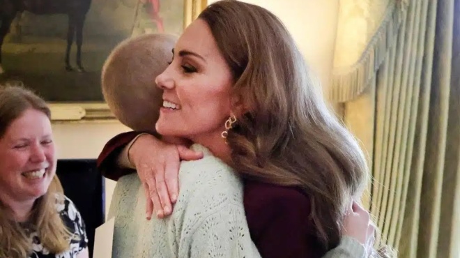 tin-agkaliase-kai-pethane-sygklonismeni-i-keit-mintleton-447396