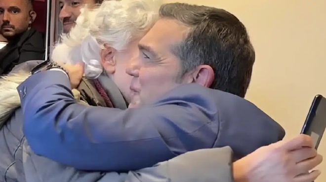 o-alexis-tsipras-ypografei-tin-ithaki-me-afieroseis-se-anagnostes-toy-447447