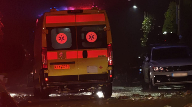 gynaika-nekri-stin-ano-glyfada-parasyrthike-apo-ta-nera-kai-egklovistike-kato-apo-aytokinito-448378