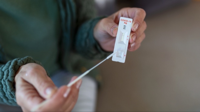 oyte-synachi-oyte-vichas-ayto-einai-to-1o-symptoma-tis-gripis-a-emfanizetai-poly-xafnika-kai-se-amp-8230-exantlei-me-tin-mia-amp-8211-des-poio-einai-448243