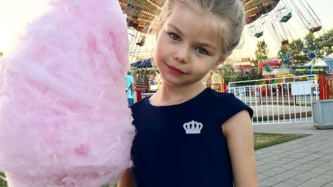 san-aggelos-me-galazia-matia-to-pio-omorfo-koritsaki-toy-kosmoy-egine-12-eton-amp-038-anevase-yperoches-fotografies-447332