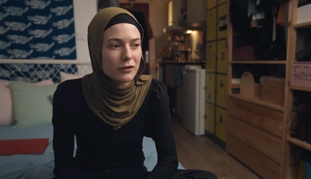 ollandes-foititries-dechthikan-na-zisoyn-se-domi-me-125-prosfyges-gia-na-voithisoyn-tin-entaxi-toys-kai-epesan-thymata-viasmoy-447295