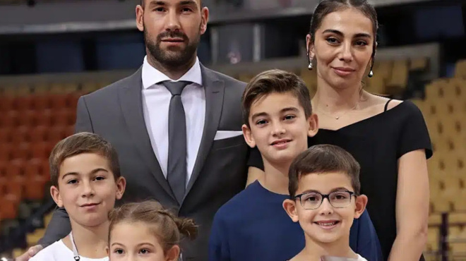 o-megalos-gios-toy-spanoyli-egine-16-kai-xeperase-sto-ypsos-ton-patera-toy-443825