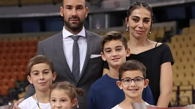 o-megalos-gios-toy-spanoyli-egine-16-kai-xeperase-sto-ypsos-ton-patera-toy-443700