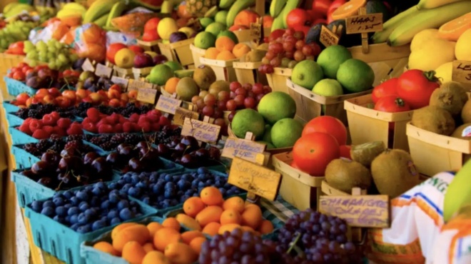 oi-gynaikes-meta-ta-50-prepei-na-trone-ayta-ta-2-froyta-kathe-mera-gia-na-chasoyn-varos-symfona-me-diatrofologo-445441