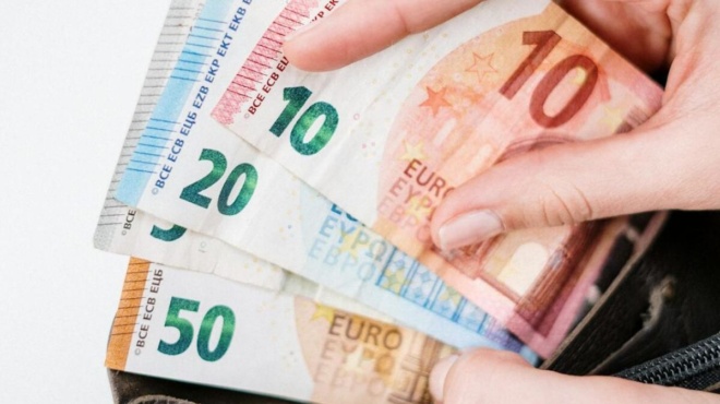 vrechei-lefta-apo-ayrio-5-1-poioi-tha-doyn-ta-chrimata-sta-atm-444128