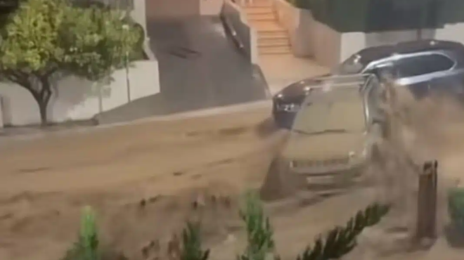 ano-glyfada-i-atychi-56chroni-parasyrthike-apo-ta-nera-kai-egklovistike-kato-apo-aytokinito-sygklonistika-vinteo-apo-tin-periochi-448384