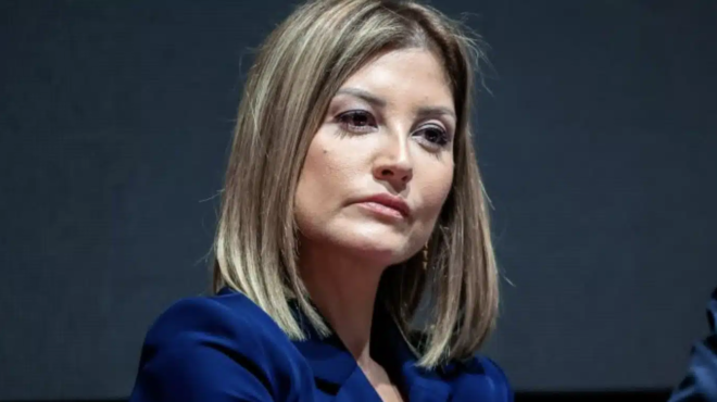 genethlia-gia-ti-rania-tzima-i-dimosiografos-toy-mega-apokalypse-tin-ilikia-tis-sto-pleyro-toy-gavriil-sakellaridi-445608