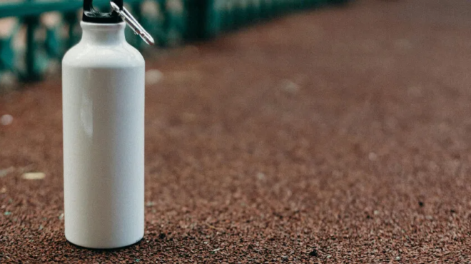 anakaleitai-pagoyri-me-dilntirio-aloyminioy-deite-marka-kai-fotografia-447816