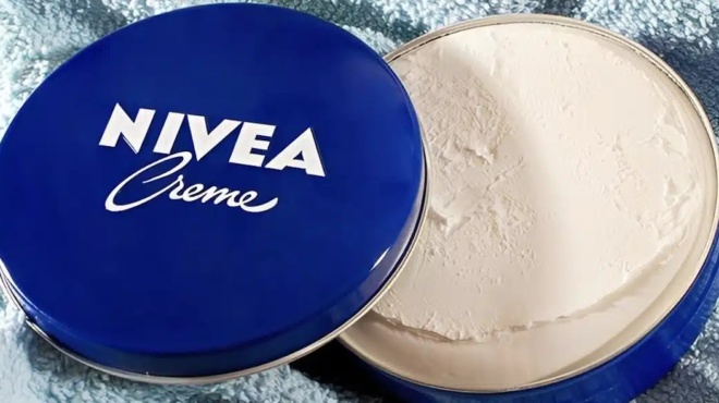 oi-eidikoi-to-epivevaionoyn-to-mple-koytaki-tis-nivea-kanei-dermatines-tsantes-kai-papoytsia-na-moiazoyn-san-kainoyrgia-445452