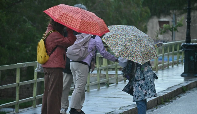 kokkinos-kodikos-kokkinos-kodikos-se-katastasi-red-code-7-perioches-amp-8211-apo-ora-se-ora-chtypane-ischyres-vroches-kai-dynatoi-anemoi-450838