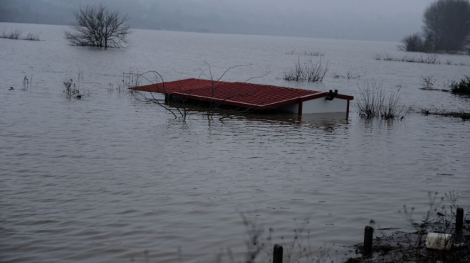 pnigetai-pasignosti-poli-tis-elladas-ypercheilise-potami-amp-8211-to-nero-echei-xeperasei-ta-7-metra-kai-katapinei-ta-panta-457064