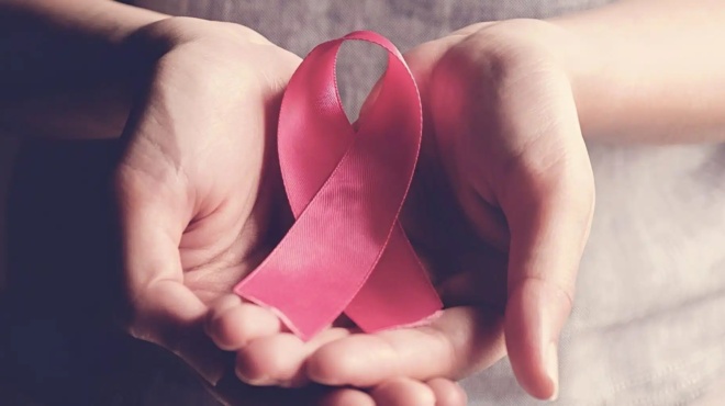 to-soma-psithyrizei-proto-proeidopoiitika-simadia-karkinoy-toy-mastoy-poy-mporei-na-emfanistoyn-enan-chrono-prin-apo-ti-diagnosi-457343