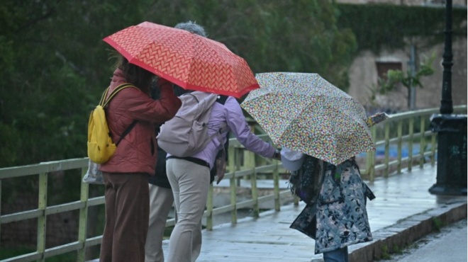 kalos-kairos-amp-8230-telos-agrieyei-xana-to-skiniko-amp-8211-erchetai-megali-ptosi-tis-thermokrasias-voriades-kai-vroches-amp-8211-poy-tha-vrexei-apo-ora-se-ora-457348