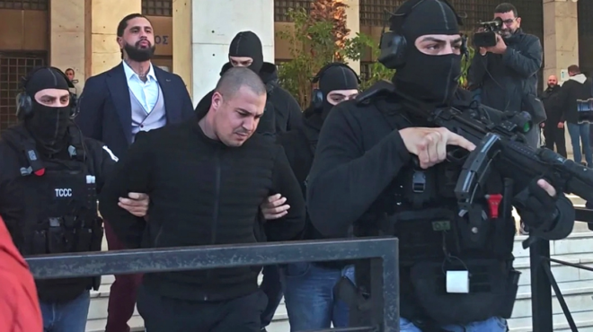 matheytike-oli-i-alitheia-gia-foinikoynta-i-aderfi-toy-idioktiti-kampingk-anoigei-to-stoma-tis-dystychos-452670