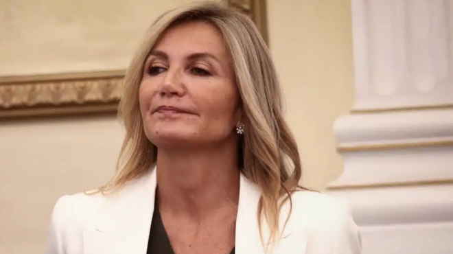 se-sovaro-atychima-i-mareva-mitsotaki-vrisketai-se-ektakto-cheiroyrgeio-452988