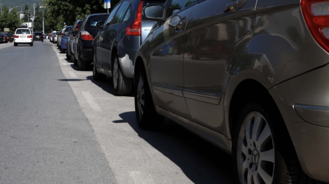 tragodia-stin-eleysina-kori-paresyre-kai-skotose-ti-mitera-tis-tin-ora-poy-ti-voithoyse-sto-parkarisma-453259