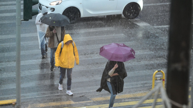 etoimasteite-amp-8230-erchetai-kai-katapinei-tin-attiki-apo-to-mesimeri-kalytera-pate-spiti-plisiazoyn-kataigides-chalazi-kai-9-mpofor-452095