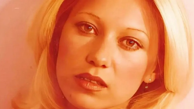 efyge-apo-tin-zoi-me-agrio-tropo-mesa-sto-spiti-tis-i-omorfi-ithopoios-toy-ellinikoy-kinimatografoy-452189