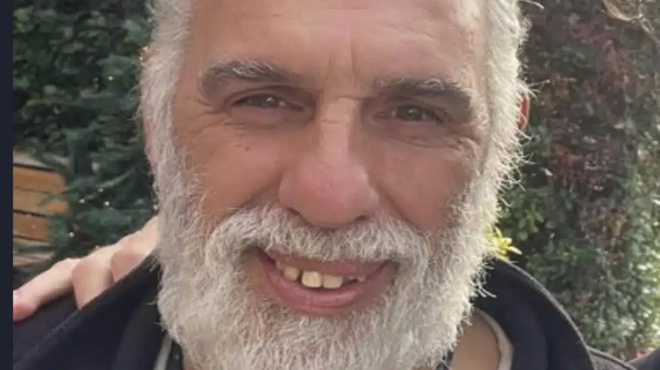 den-paei-to-myalo-sas-o-antras-poy-pozarei-se-aytin-tin-fotografia-einai-o-aderfos-toy-pio-omorfoy-ellina-ithopoioy-455434