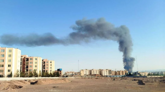 synagermos-tora-terastia-fotia-dipla-stis-stratiotikes-egkatastaseis-amp-8211-echei-gemisei-mayro-kapno-o-oyranos-455450