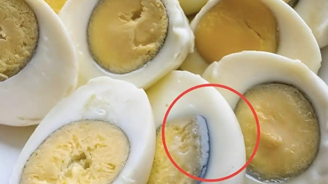 kaneis-den-xerei-ton-logo-giati-emfanizetai-panta-ena-prasino-dachtylidi-gyro-apo-ta-sklira-vrasmena-ayga-kanei-na-ta-fas-453613