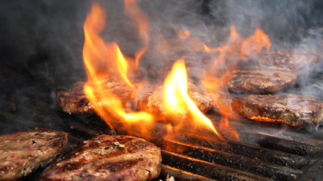 ti-einai-i-tsiknopempti-pos-xekinise-to-ethimo-ti-symvolizei-gia-tin-orthodoxia-kai-giati-oloi-psinoyn-kai-trone-kreas-453620