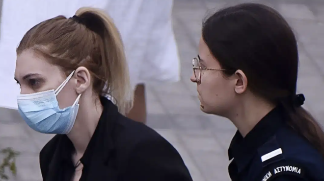 pethainei-kai-tin-vgazoyn-apo-tin-fylaki-457434