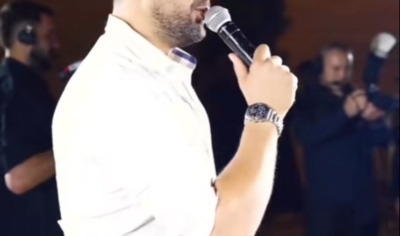 dystychos-einai-alitheia-esvise-o-agapimenos-tragoydistis-454137