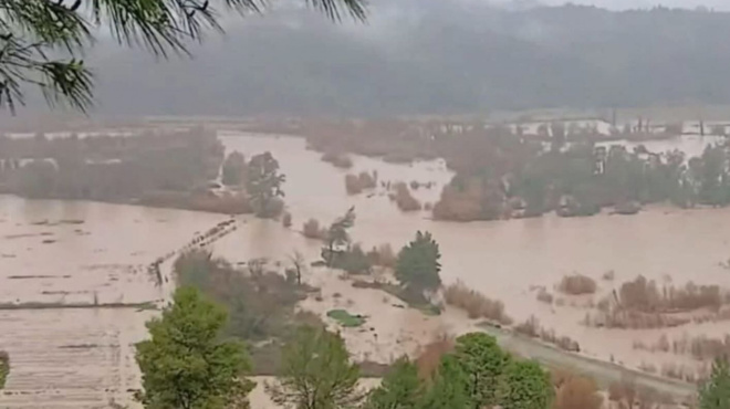 ektakti-eidisi-ypercheilise-to-potami-amp-8211-pnigetai-pasignosti-poli-tis-elladas-amp-8211-plimmyrizoyn-spitia-amp-8211-se-apognosi-oi-katoikoi-454210