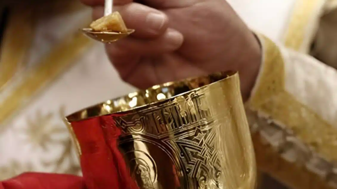 skines-poy-prokaloyn-deos-deite-ti-ekane-enas-iereas-otan-epese-to-iero-diskopotiro-451886