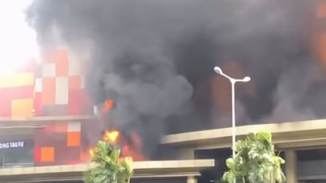 ektakti-eidisi-tora-megali-pyrkagia-se-terastio-emporiko-kentro-amp-8211-trechei-na-sothei-o-kosmos-455140