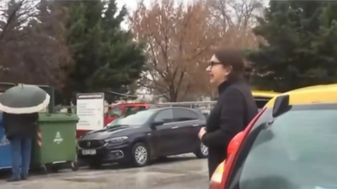 perastiki-ta-vazei-me-toys-cheirokrotites-toy-idioktiti-tis-violanta-den-ntrepeste-ligo-pente-nekres-gynaikes-455313